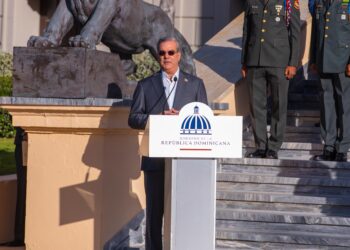 Presidente Abinader encabeza acto de homenaje a la Bandera Nacional