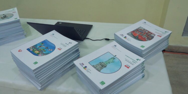 Minerd entrega una colección de 90 ejemplares del Proyecto Libro Abierto a la Biblioteca Nacional