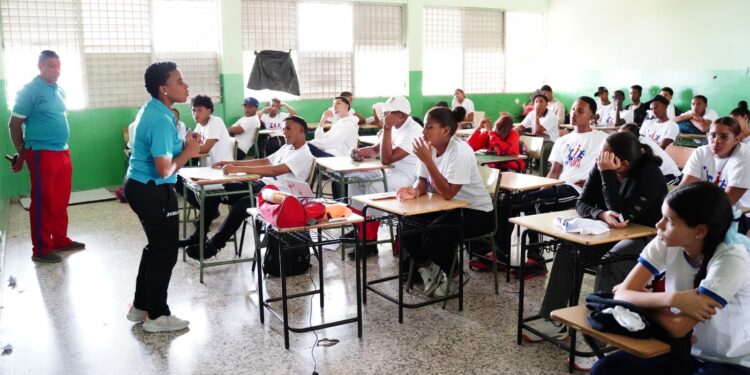 Minerd participa en apertura del primer taller para capacitar a estudiantes líderes en disciplinas deportivas