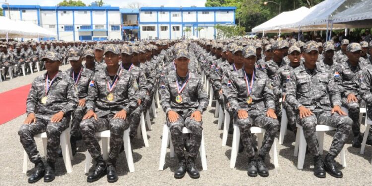 Abinader asciende a 7,800 miembros de la Policía Nacional