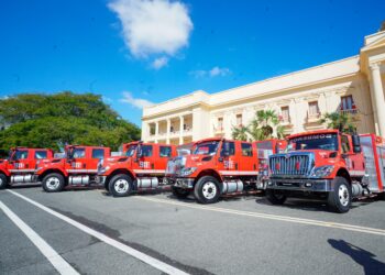 Presidencia entrega once modernos camiones a distintos cuerpos de bomberos del país
