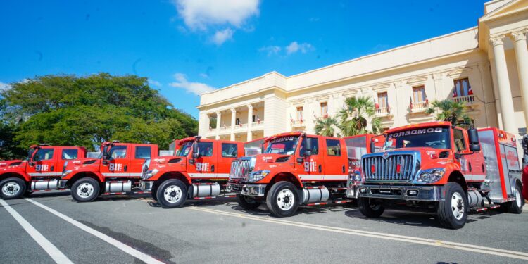 Presidencia entrega once modernos camiones a distintos cuerpos de bomberos del país