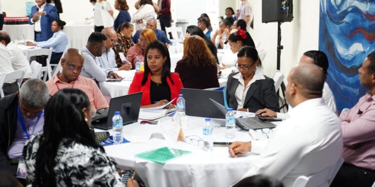 Minerd socializa manual de orientación para centros de jornada escolar extendida