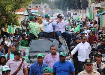 Multitud corea con Leonel en recorrido de respaldo a Noris Medina y José del Castillo en Barahona