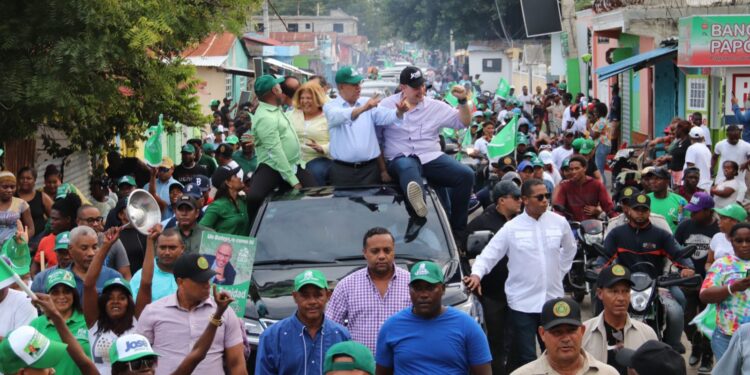 Multitud corea con Leonel en recorrido de respaldo a Noris Medina y José del Castillo en Barahona