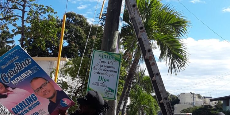 La alcaldía inicia retiro de vayas y afiches publicitarios políticos en diferente sectores de San Cristóbal