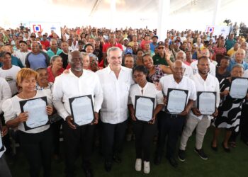 Presidente Abinader entrega 1,130 títulos más en El Tamarindo, Santo Domingo Este, ya son 5,381 los entregados en este sector