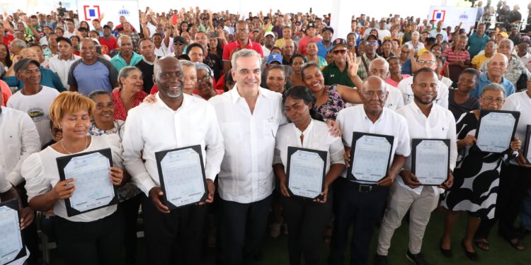 Presidente Abinader entrega 1,130 títulos más en El Tamarindo, Santo Domingo Este, ya son 5,381 los entregados en este sector