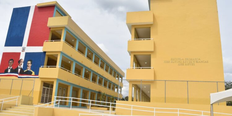 Vicepresidenta de la República inaugura centro educativo en La Pared, San Cristóbal