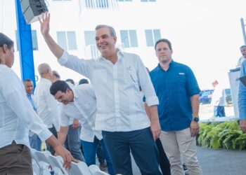 Abinader deja inaugurado en Santiago la rehabilitación de carretera Navarrete-Montecristi, entrega 300 apartamentos e inicia trabajos sistema de abastecimiento de agua potable