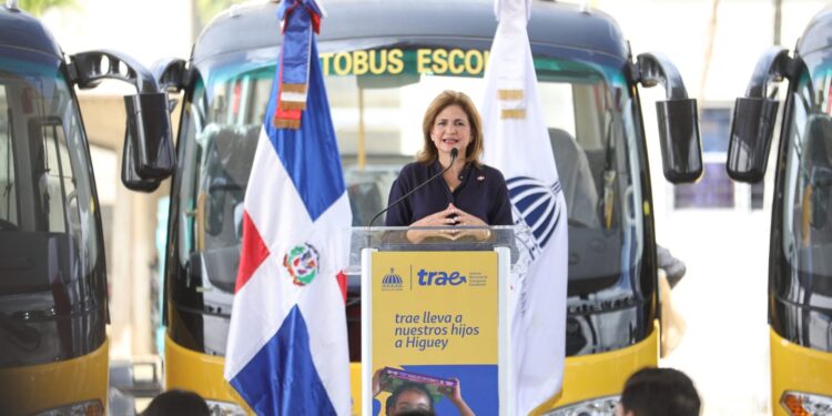 Vicepresidenta deja en funcionamiento el Sistema Nacional de Transporte Estudiantil en La Altagracia para beneficiar a más de 65 mil estudiantes