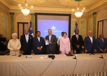 Gobierno presenta nuevo reglamento de aplicación de la Ley 340-06