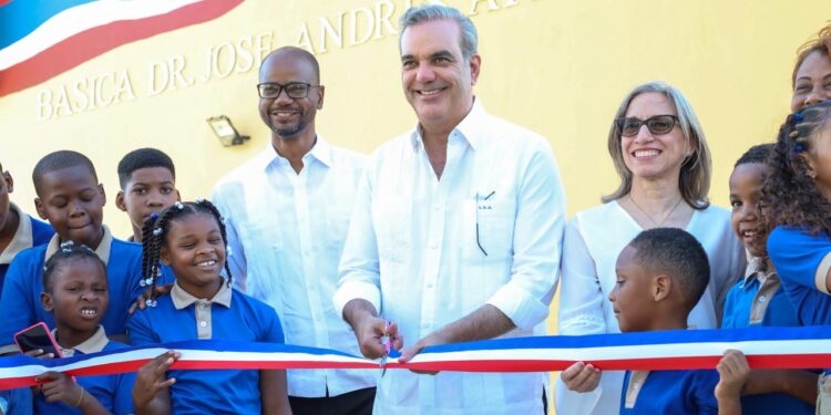 Abinader inaugura tres centros educativos y un puente en Monte Plata y Santo Domingo Norte; entrega 236 apartamentos en Ciudad Modelo