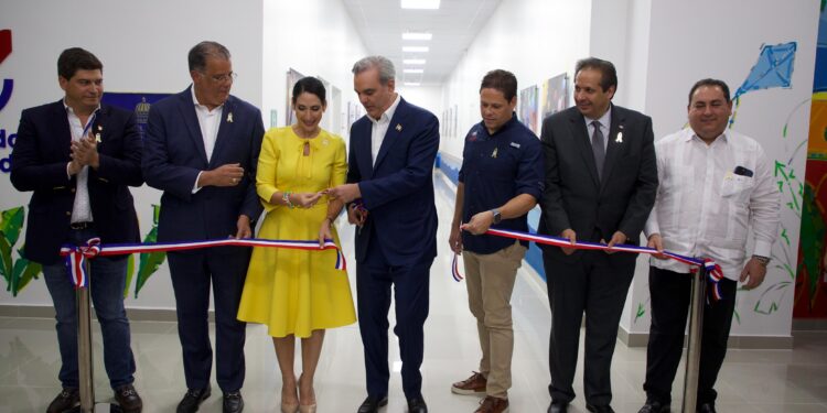 Presidente Abinader y primera dama entregan moderno pabellón oncopediátrico para la atención infantojuvenil
