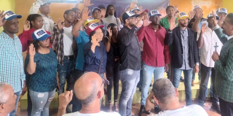 Movimiento Comunicadores 8.0 juramenta decenas de miembros en Villa Mella 