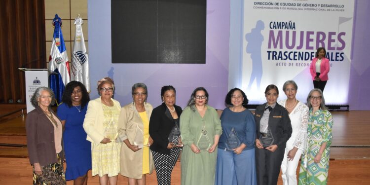 Minerd resalta labor de la mujer y reconoce a aquellas que contribuyen a la construcción de una sociedad con más equidad