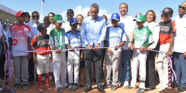 INEFI inaugura estadio de sóftbol Augusto Daneri García, en Azua