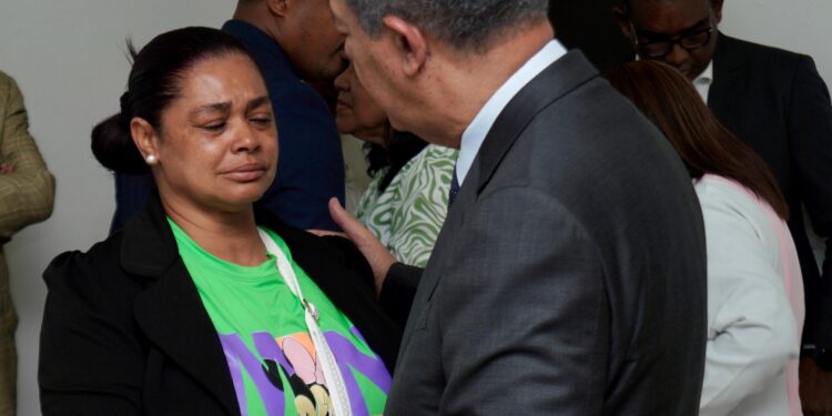 Leonel visita Robert Reid para conocer estado de salud de niños de Salcedo y solidarizarse con familiares