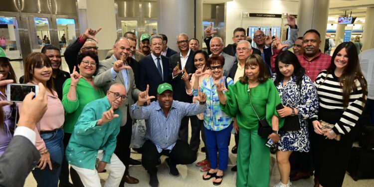 Leonel viaja a EEUU para continuar diálogos sectoriales y encabezar otras actividades