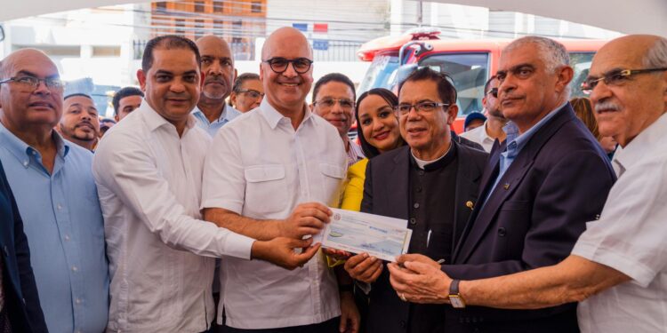 Ministro Igor Rodríguez entrega RD 45 millones a instituciones de Valverde, Santiago Rodríguez y Pedernales