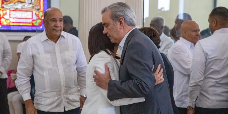 Presidente Abinader asiste a misa en solidaridad con familiares de las víctimas por incendio en carnaval de Salcedo