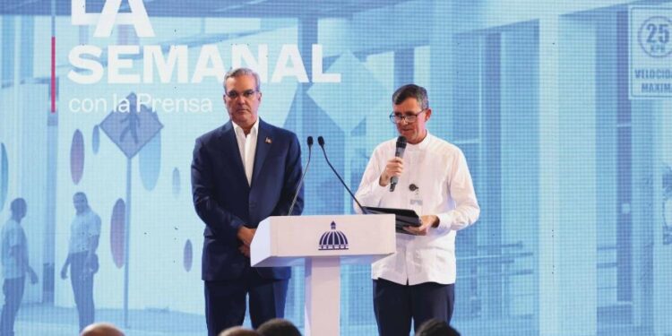 Abinader destaca labor del CAID y dice que LA Semanal sigue porque rinde cuentas