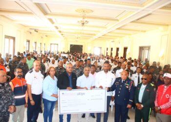 Gobierno entrega reconocimientos a socorristas de siniestro en San Cristóbal