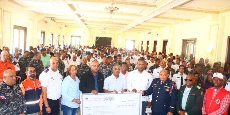 Gobierno entrega reconocimientos a socorristas de siniestro en San Cristóbal