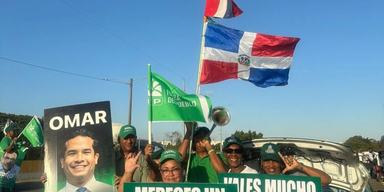 Fuerza del Pueblo da recibimiento a vacacionistas en diferentes puntos del país