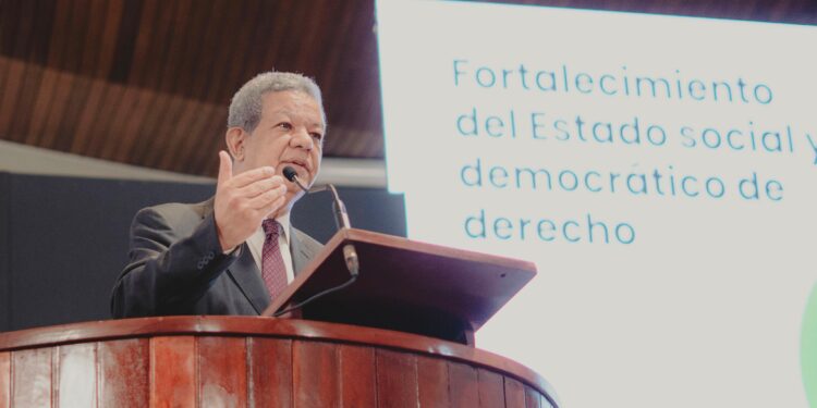 Leonel plantea en la PUCMM las transiciones digital y energética que requiere RD