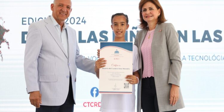 Vicepresidenta y director de los CTC celebran Día de las Niñas en las TIC fomentando capacitaciones