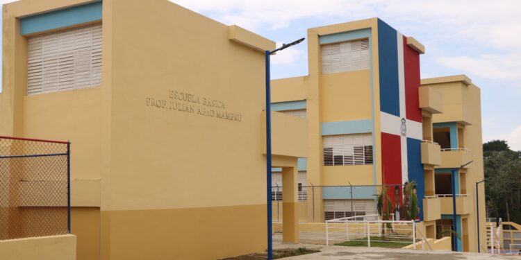 Minerd entrega escuelas básicas en el Distrito 15-06 de Santo Domingo