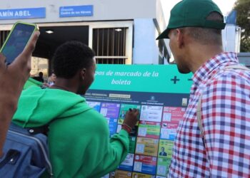 Seguidores de Leonel se movilizan y enseñan a votar en las 34 estaciones del Metro de SD