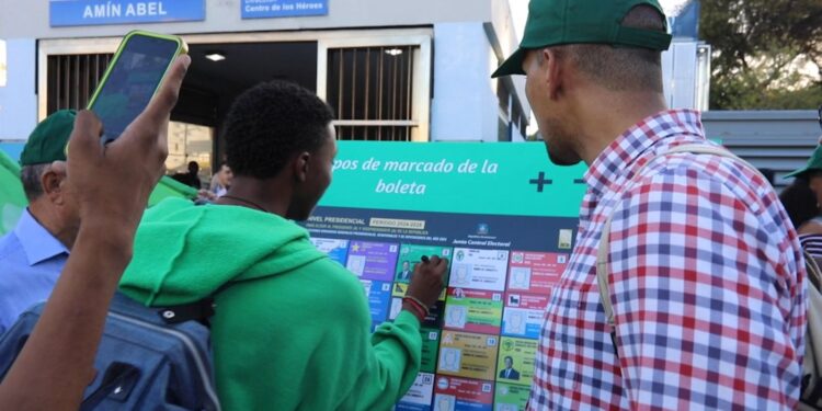 Seguidores de Leonel se movilizan y enseñan a votar en las 34 estaciones del Metro de SD