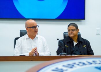 Ministro Igor Rodríguez visita el COE para dar seguimiento a la vaguada; 28 provincias en alerta