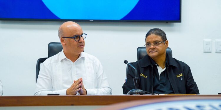 Ministro Igor Rodríguez visita el COE para dar seguimiento a la vaguada; 28 provincias en alerta