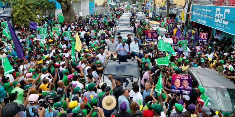 Leonel intensifica actividades de camapaña, realizará marcha-caravana en SDN el domingo