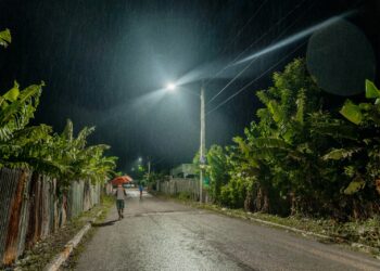 Edesur ilumina tramos de las carreteras Canoa y Vicente Noble, en Barahona