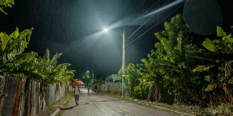Edesur ilumina tramos de las carreteras Canoa y Vicente Noble, en Barahona