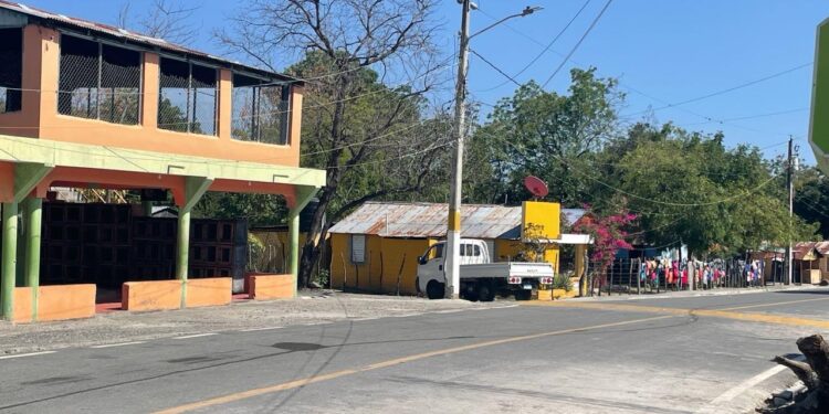 Edesur ilumina tres comunidades, una cancha de baloncesto y zona universitaria, en Peravia