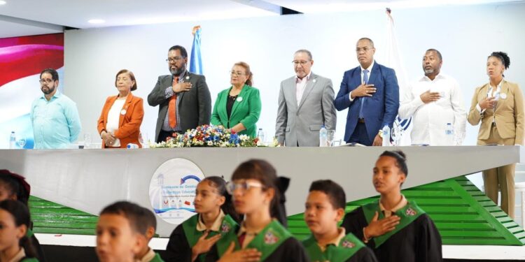 Ministro Hernandez reafirma directores de centros son clave para lograr un cambio en el resultado escolar 