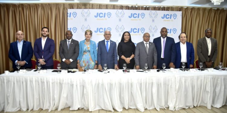 Presidenta de Jaycees’72, Ambar Guillermo conduce encuentro de líderes políticos y religiosos en Desayuno de Oración