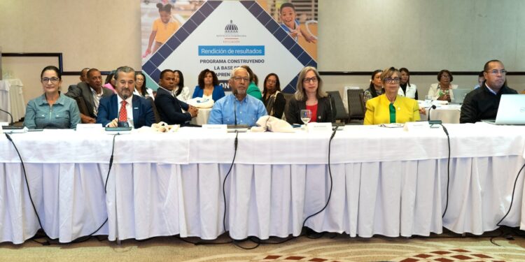 Directores regionales presentan rendición de resultados del programa CON BASE