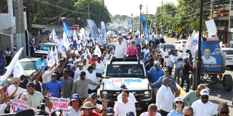 Abinader finaliza recorrido del fin de semana con gran marcha caravana en Puerto Plata