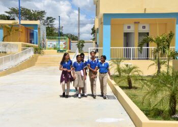 Remozan escuela Gabriela Mistral en el distrito municipal de Pantoja, Los Alcarrizos