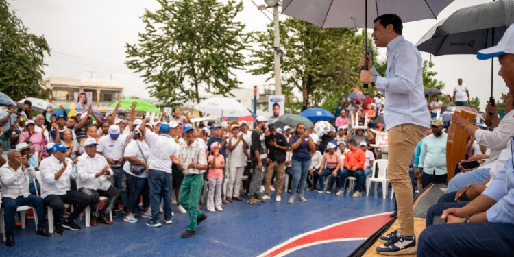 Roberto Ángel recorre San Cristóbal en apoyo a Gustavo Lara y reelección de Abinader