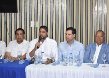 Gustavo Lara Salazar presenta propuesta legislativa a la prensa SC
