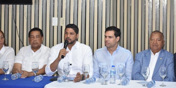 Gustavo Lara Salazar presenta propuesta legislativa a la prensa SC