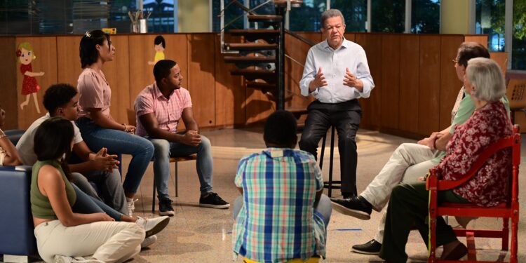 Leonel se compromete a acabar con el descontrol de precios de Abinader, como lo hizo en el 2004