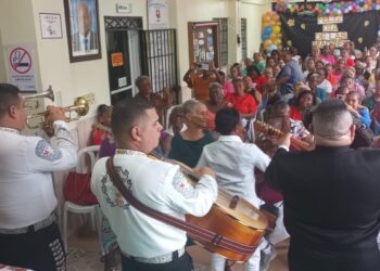 Decenas de adultas mayores celebran Día de las Madres